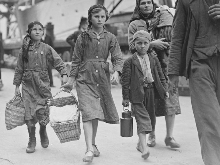 Polnische Flüchtlinge in Warschau am Hafen, 1939.