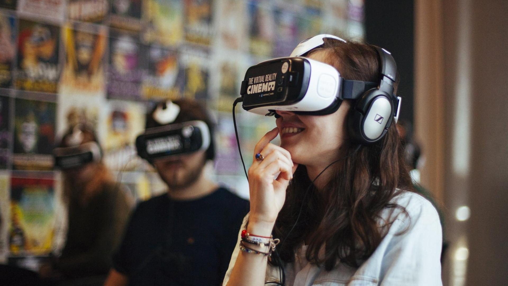 Bild zeigt Gäste des Virtual-Reality-Kinos von Amsterdam, die eine Virtual-Reality-Brille tragen