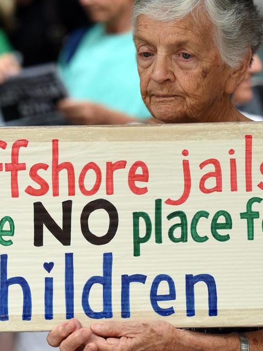 Unterstützer von Flüchtlingen protestieren im australischen Brisbane gegen die Unterbringung von Flüchtlingen auf der Insel Nauru.