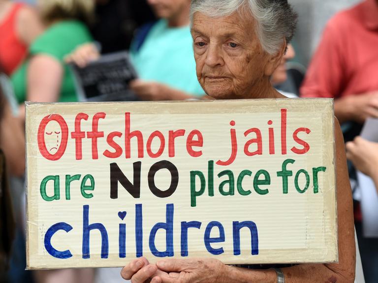 Unterstützer von Flüchtlingen protestieren im australischen Brisbane gegen die Unterbringung von Flüchtlingen auf der Insel Nauru.