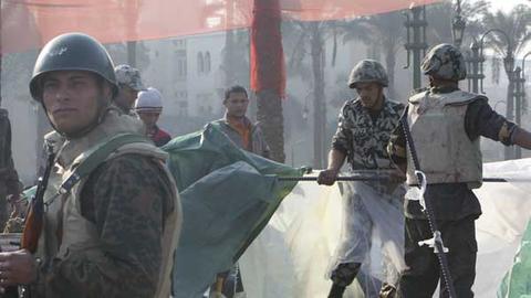 Ägyptische Soldaten auf dem Tahrir-Platz in Kairo ab