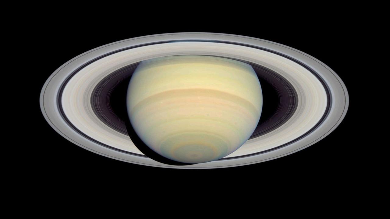 Der Ringplanet Saturn verabschiedet sich allmählich vom Abendhimmel