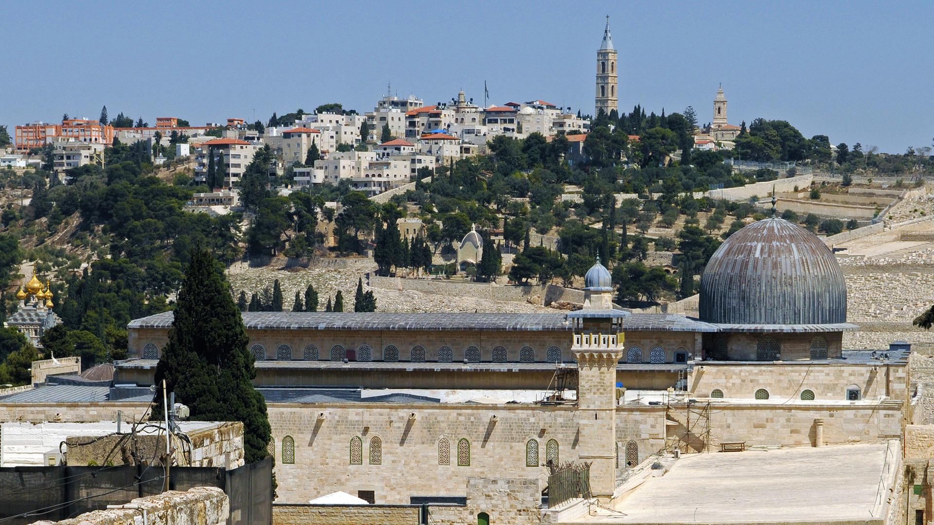 Blick auf die Al-Aqsa-Moschee mit ihrem langezogenen, metallgedeckten Schiff und Kuppel auf dem Tempelberg, aufgenommen am 10.09.2013.