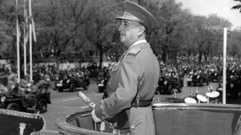 General Franco nimmt 1959 von der Tribüne des Präsidentenpalastes in Madrid eine Parade ab.