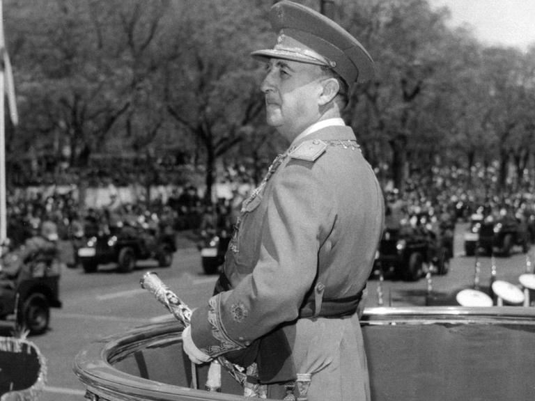 General Franco nimmt 1959 von der Tribüne des Präsidentenpalastes in Madrid eine Parade ab.