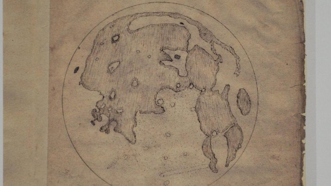 Die 1609 von Thomas Harriot erstellte Zeichnung der Mondoberfläche, hängt anlässlich einer Ausstellung zum 400. Jubiläum 2009 im Londoner British Science Museum.