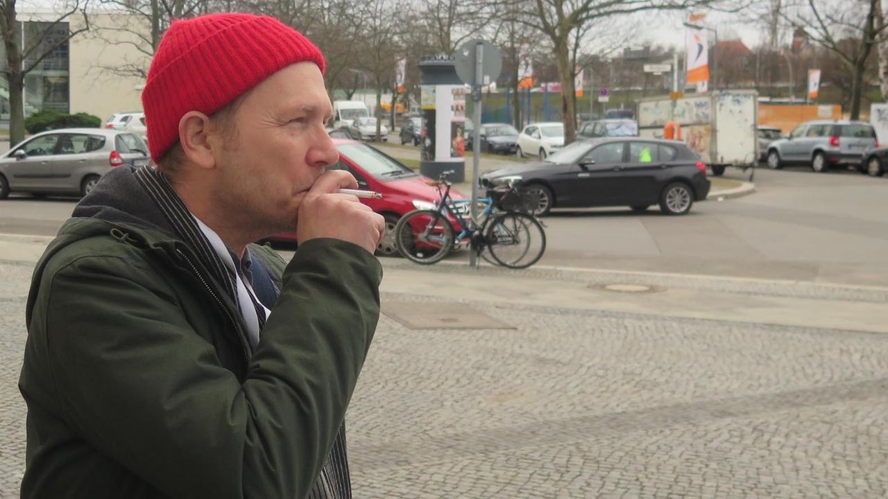 Der Musiker Sam Prekop raucht eine Zigarette vor seinem Interview im Deutschlandradio Kultur.