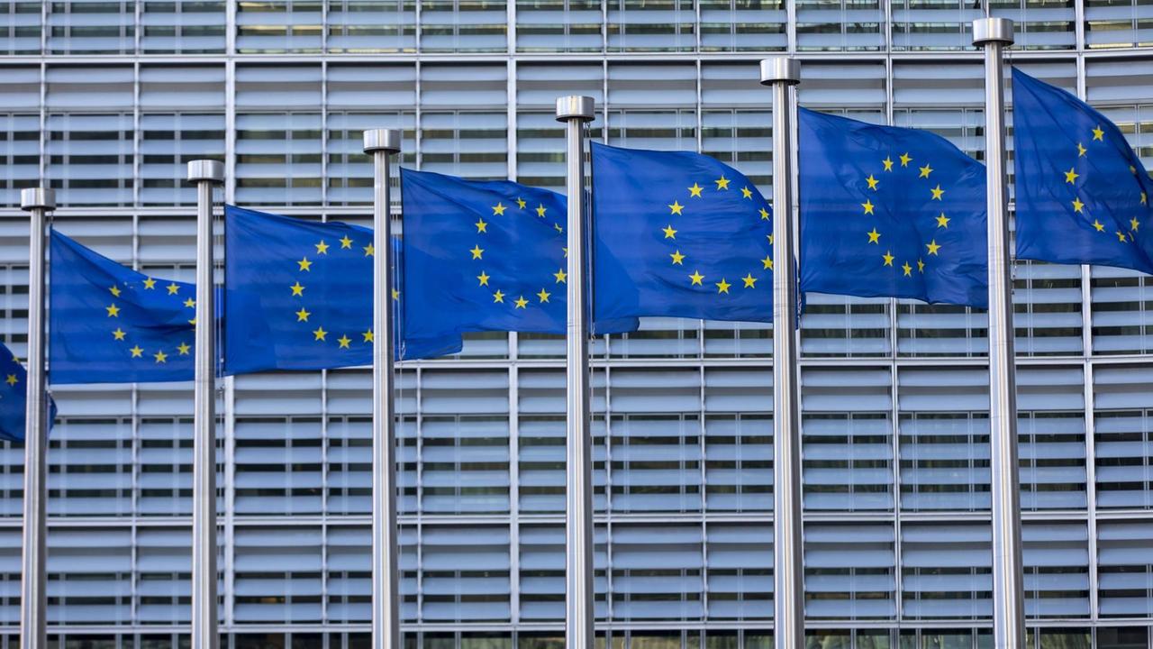 Europafahnen vor dem Gebäude der Europäischen Kommission, Berlaymont Gebäude, Brüssel.