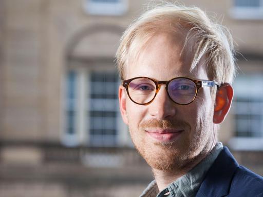 Rutger Bregman vor einer Hausfassade