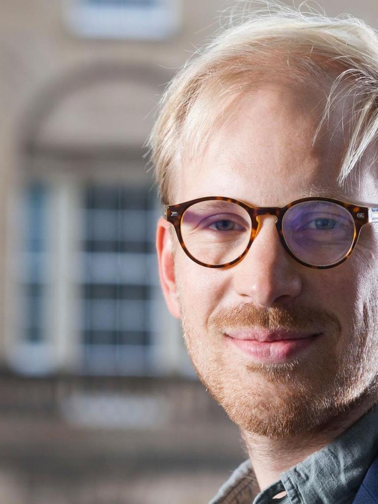 Rutger Bregman vor einer Hausfassade