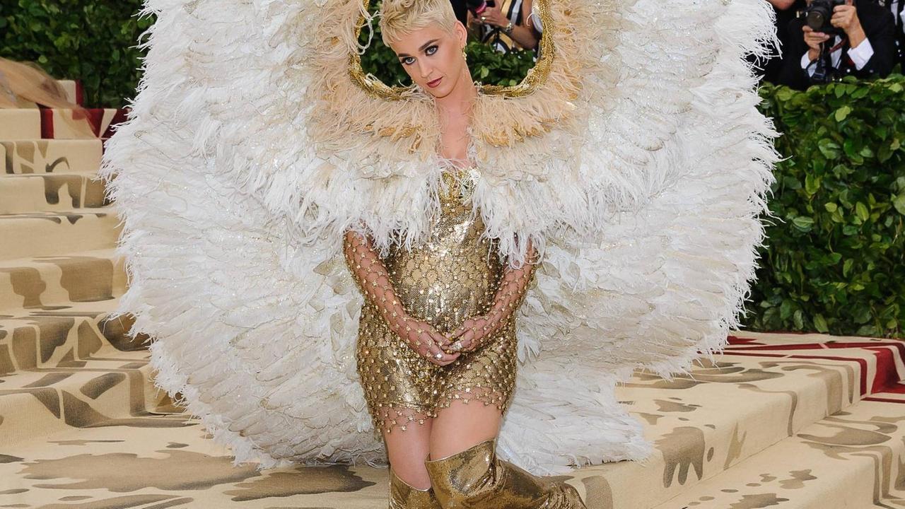 Katy Perry trägt auf der Gala zur Ausstellungseröffnung ein kurzes Kleid mit gewaltigen Engelsflügeln