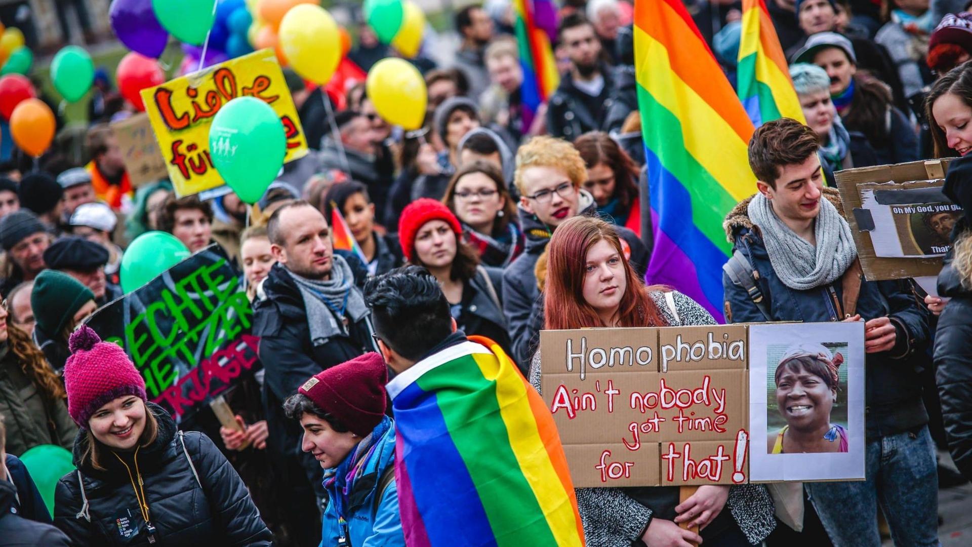 Schüler demonstrieren am 28.02.2016 in Stuttgart gegen Homophobie