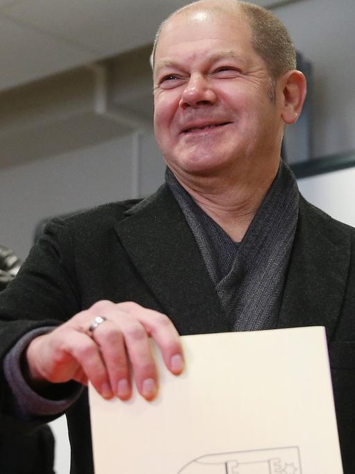 Olaf Scholz (SPD), gibt am 15.02.2015 in einem Wahllokal in Hamburg seine Stimme für die Bürgerschaftswahl ab.