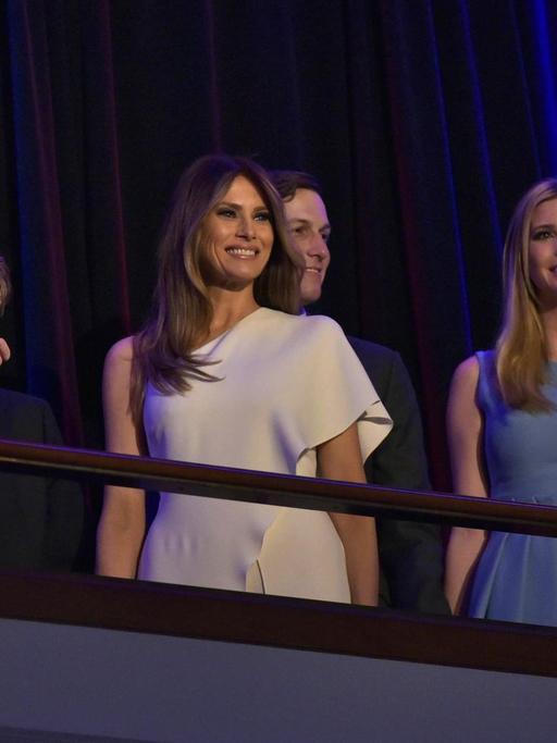 Donald Trump (l). mit seiner Familie in New York nach dem Wahlsieg bei der US-Präsidentschaftswahl.