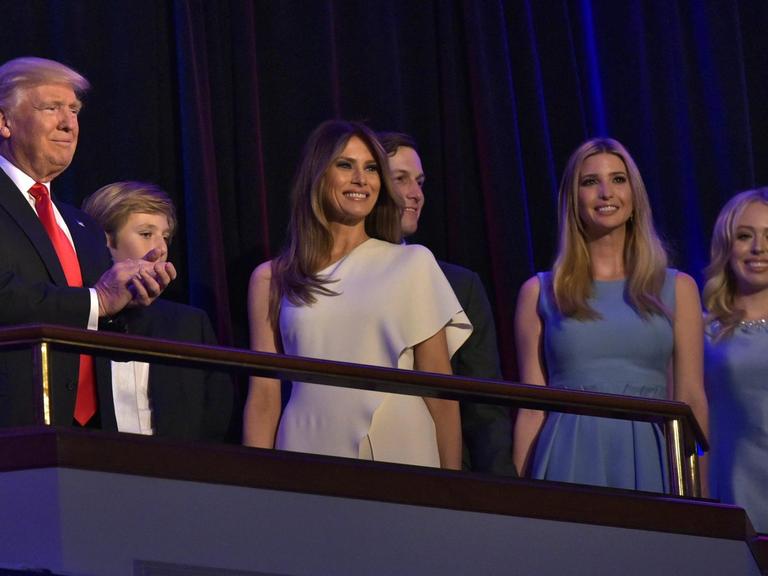 Donald Trump (l). mit seiner Familie in New York nach dem Wahlsieg bei der US-Präsidentschaftswahl.