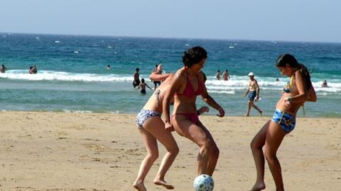 Frauen spielen Fußball am Strand von Cedeira in Spanien