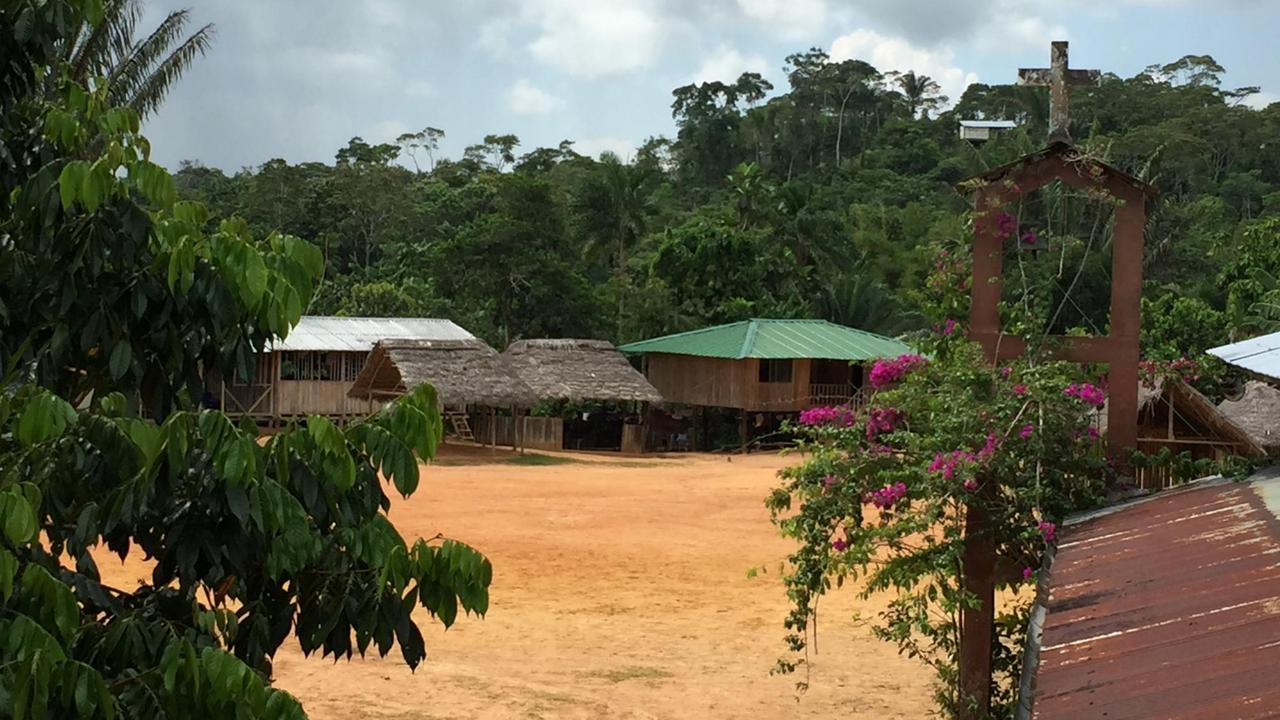Blick auf das  Kitchwa Dorf Sarayaku im ecuadorianischen Amazonasgebiet.