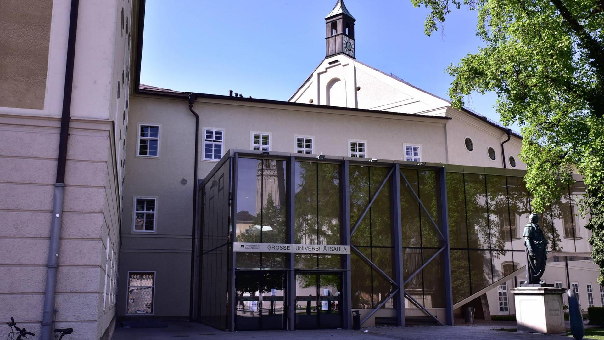 Zu sehen ist die Universitäts-Aula in Salzburg von außen.