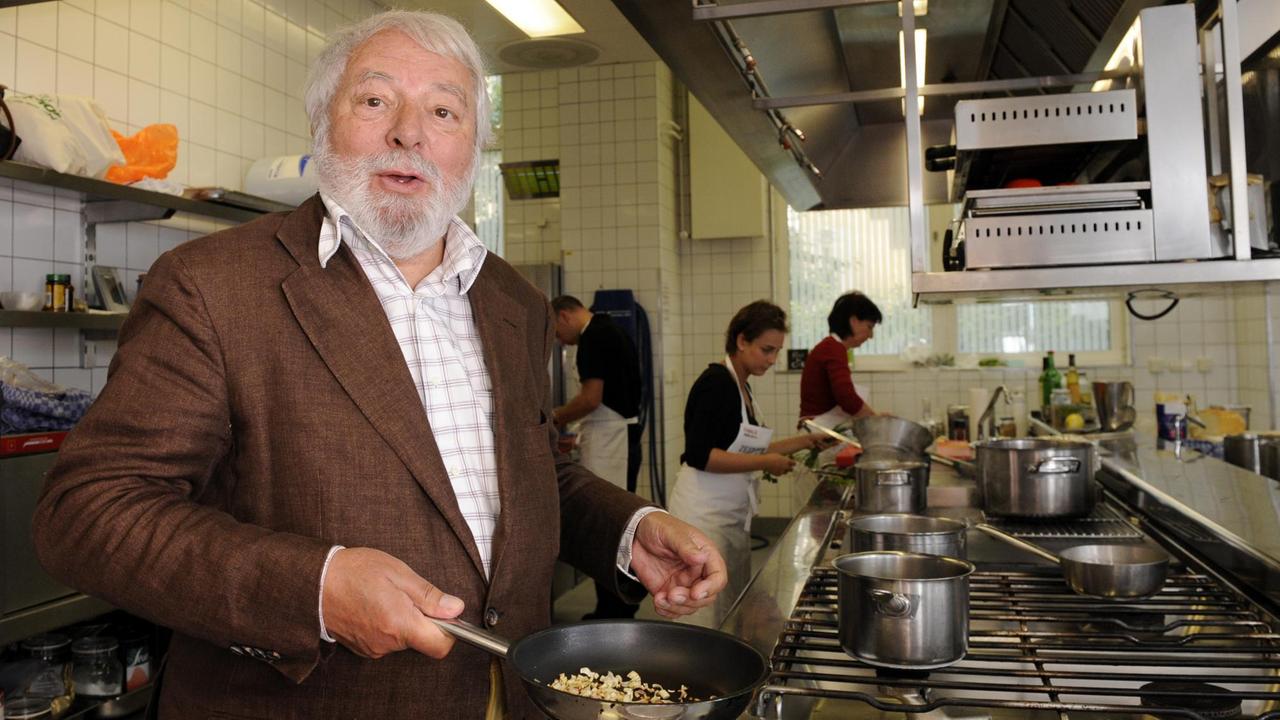 Der Gastronomiekritiker und Autor Wolfram Siebeck am Hard mit einer Pfanne in der Hand