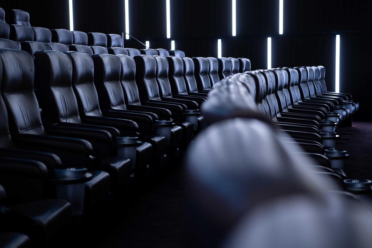Kinosessel sind im Kinosaal "Arri" in der Astor Film Lounge im Arri zu sehen. Am 01.07.2021 öffnen viele Kinos wieder nach monatelanger Schließung. Darüber hinaus beginnt am selben Tag das Internationale Filmfest München. 