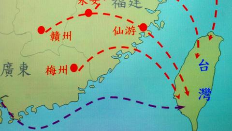 Der Kartenausschnitt zeigt einen Teil der Volksrepublik China und die Insel Taiwan. Die rot gestrichelten Linien sollen Raketen zeigen, die auf Taiwan gerichtet sind.