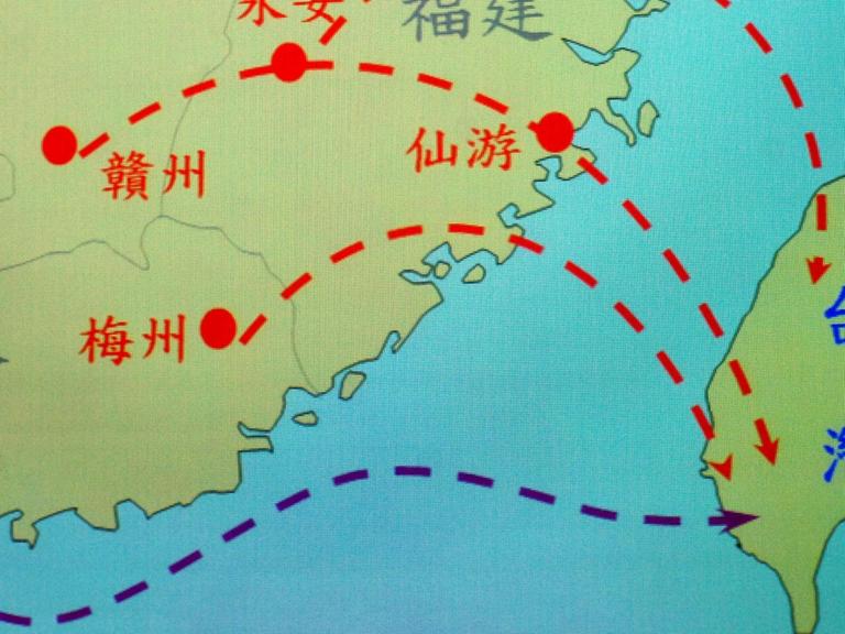 Der Kartenausschnitt zeigt einen Teil der Volksrepublik China und die Insel Taiwan. Die rot gestrichelten Linien sollen Raketen zeigen, die auf Taiwan gerichtet sind.