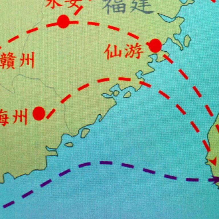 Der Kartenausschnitt zeigt einen Teil der Volksrepublik China und die Insel Taiwan. Die rot gestrichelten Linien sollen Raketen zeigen, die auf Taiwan gerichtet sind. 
