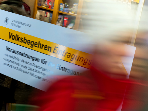 Ein Frau läuft am 17.01.2013 im Münchner Rathaus in München (Bayern) zur Eintragungsstelle für das Volksbegehren gegen Studiengebühren.