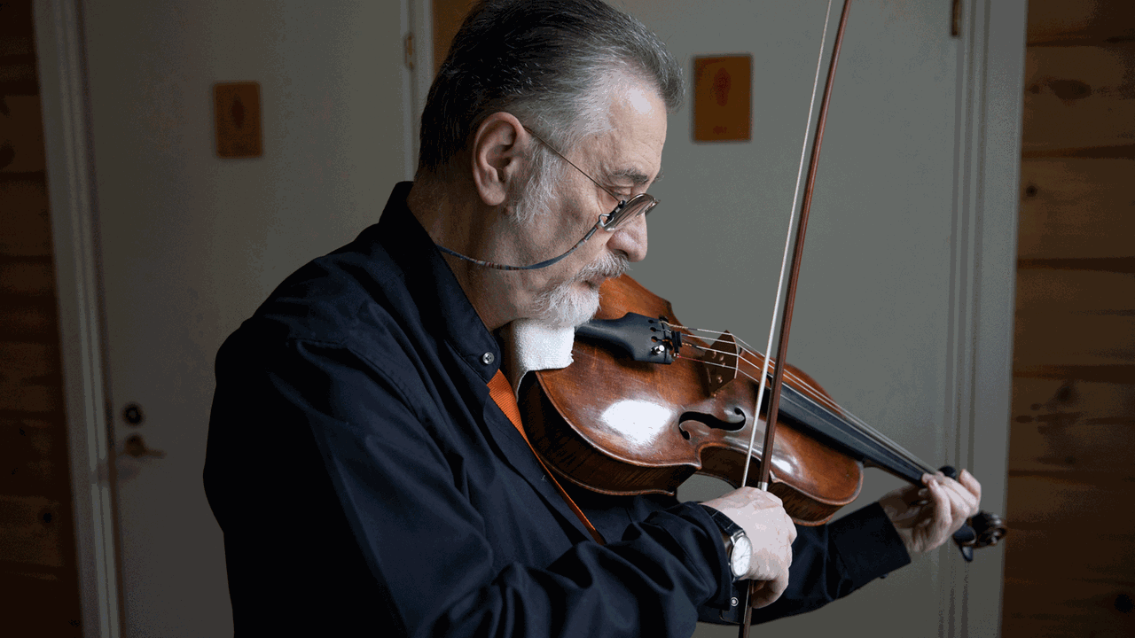 Kuhmo-Festivalleiter und Bratscher Vladimir Mendelssohn mit einer Geige