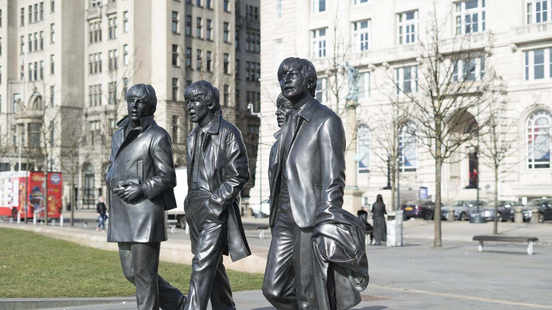Die berühmtesten Söhne der Stadt flanieren heute auch an Liverpools Waterfront als Skulptur in Realgröße. Die berühmtesten Söhne der Stadt flanieren heute auch an Liverpools Waterfront als Skulptur in Realgröße.