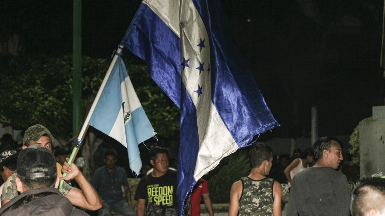 Flagge von Honduras wird von Migrant gehlaten 