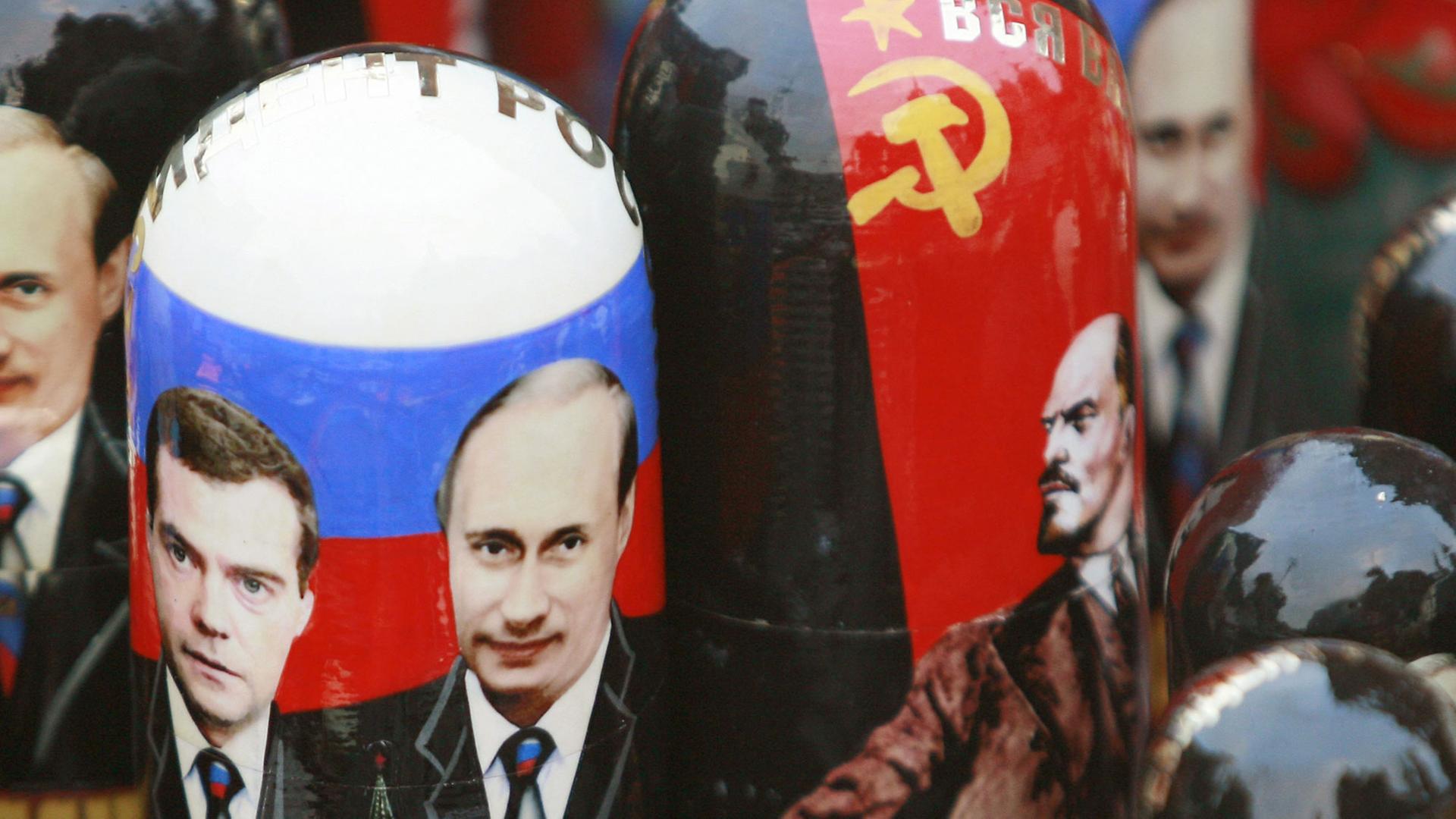 Matroschkapuppen in einem russischen Souvenirladen mit den Porträts von Präsident Wladimir Putin und Ministerpräsident Dimitri Medwedew.