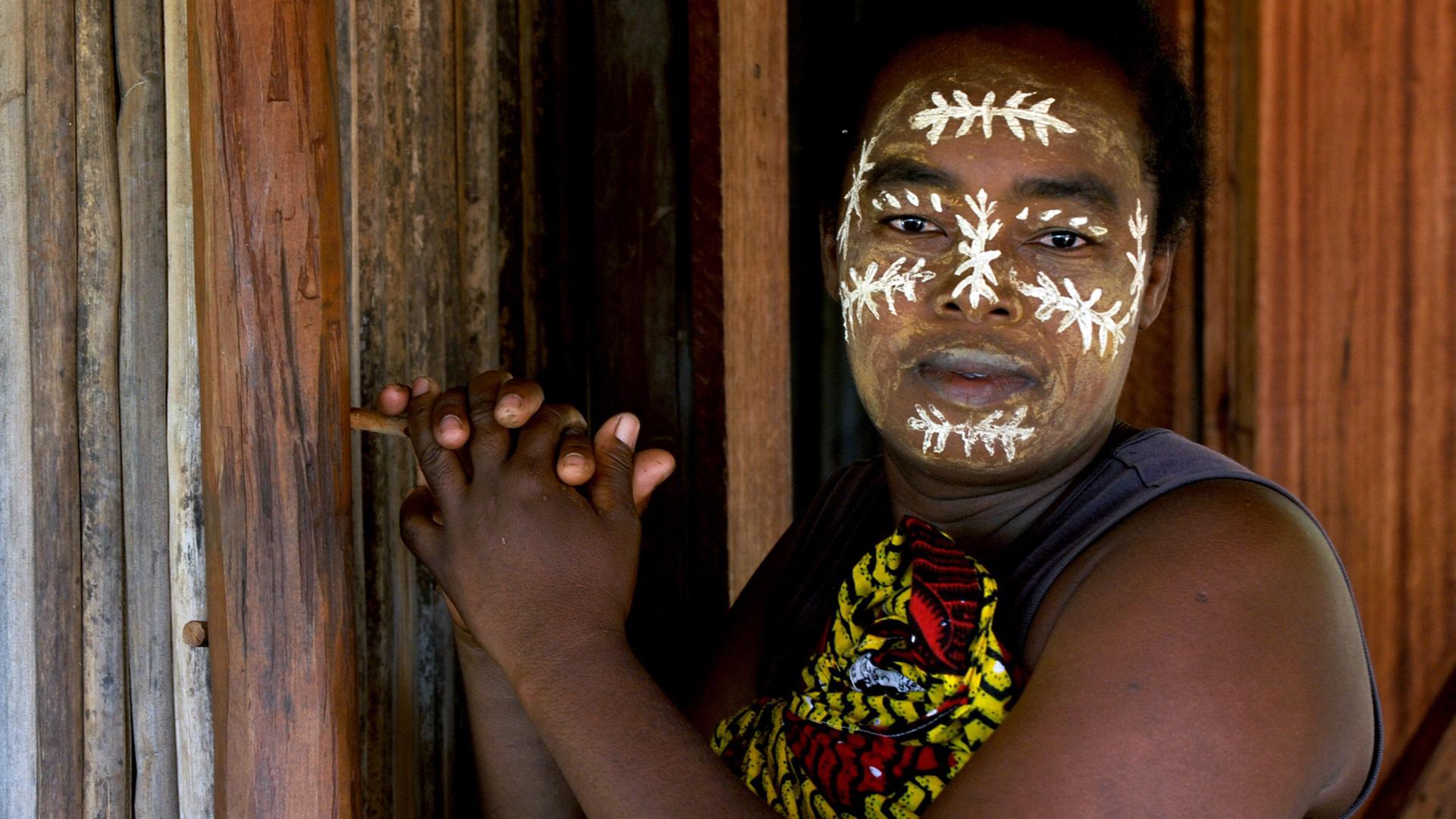 Eine Madagassin mit traditioneller Gesichtsbemalung
