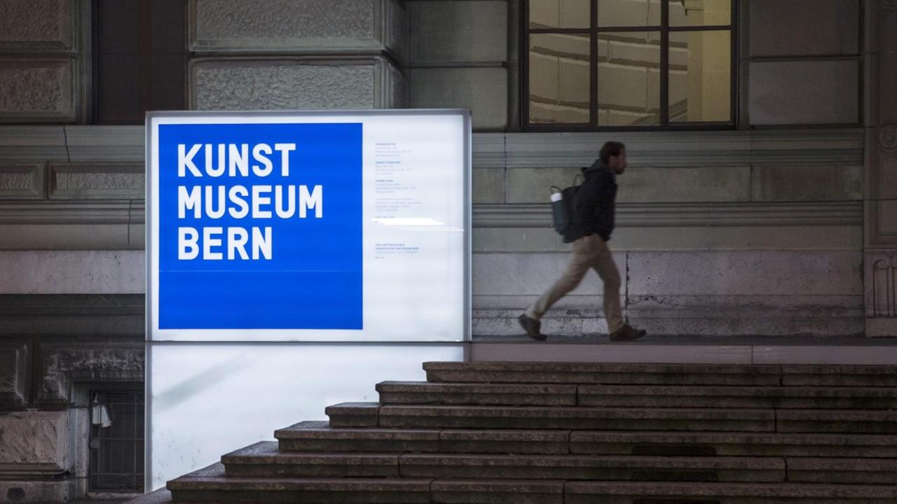 Ein Mann läuft am Eingangsschild des Kunstmuseums Bern vorbei. Ein Mann läuft am Eingangsschild des Kunstmuseums Bern vorbei.