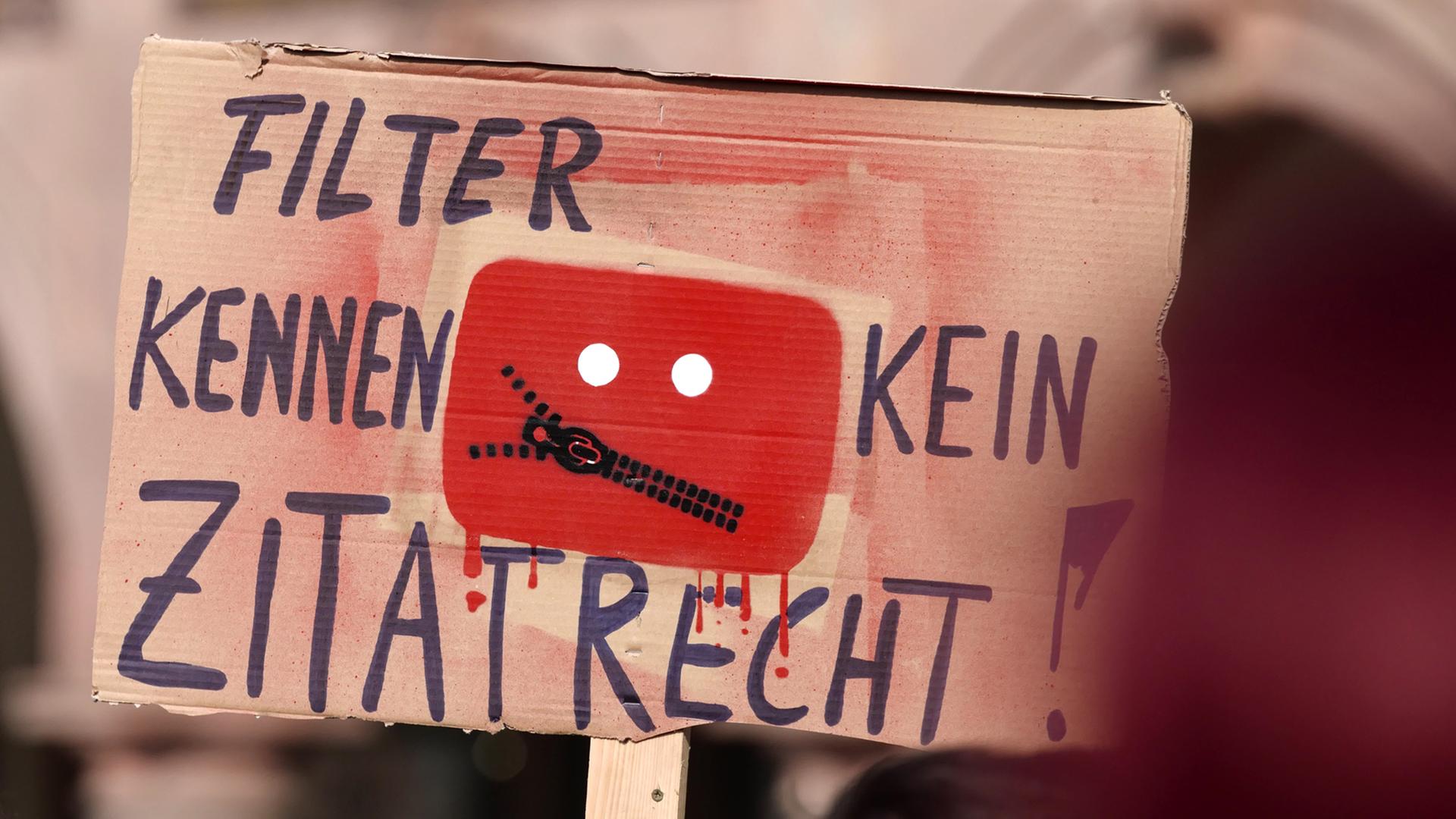Schild mit der Aufschrift "Filter kennen kein Zitatrecht" auf der Demonstration "Save the Internet" gegen Uploadfilter am 23. März in Leipzig.