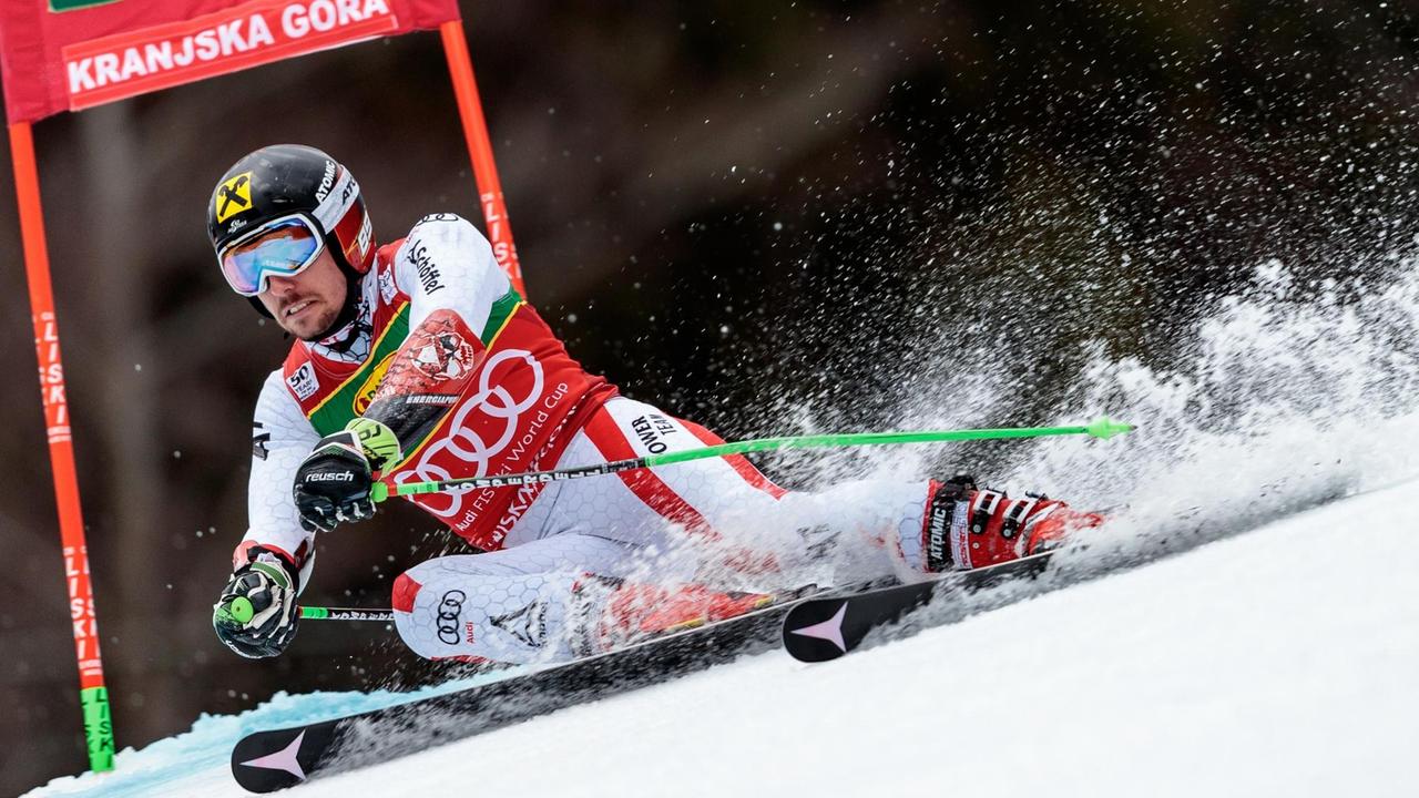 Das Bild zeigt Österreichs Ski-Star Marcel Hirscher beim Weltcup Riesenslalom in Kranjska Gora, Slowenien, in Aktion.