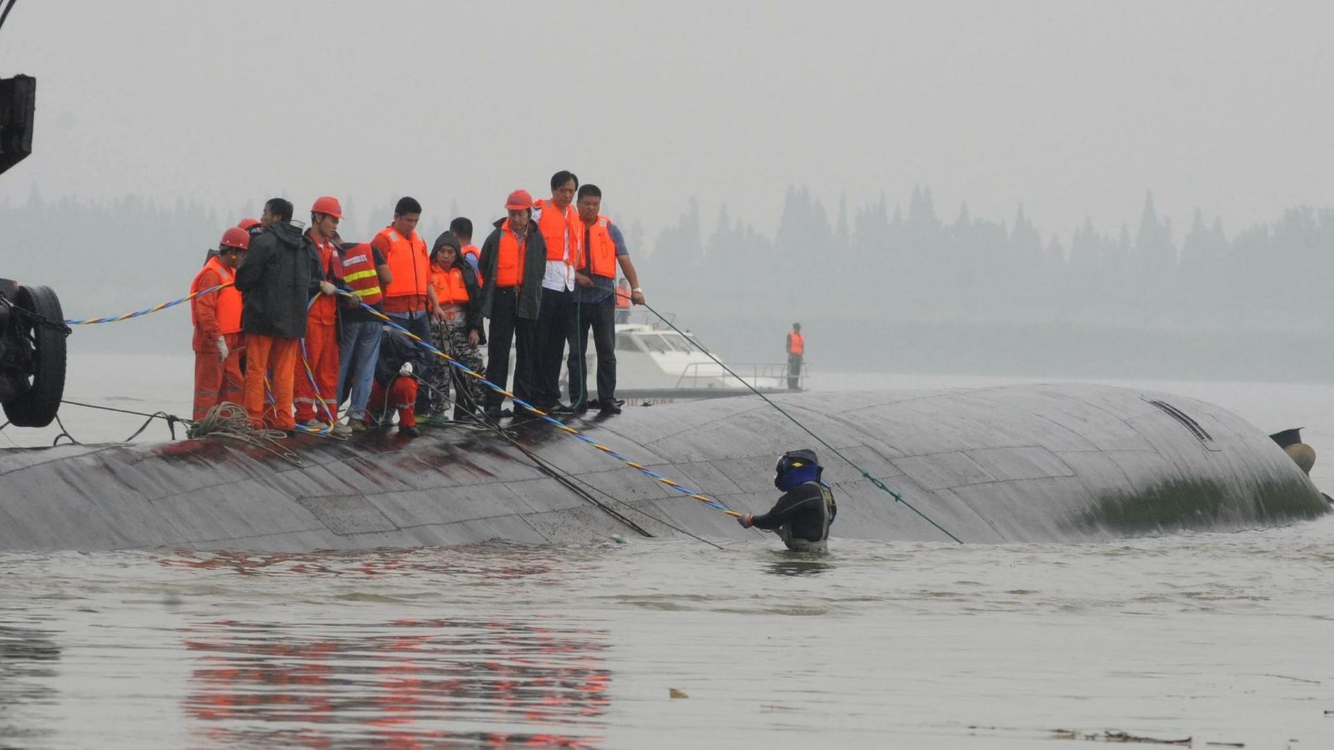 Eine Rettungs-Mannschaft auf dem Fluss "Jangtse"