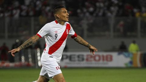 Der Peruanische Nationalspieler Paolo Guerrero feiert sein Tor im WM-Qualifikationsspiel gegen Kolumbien