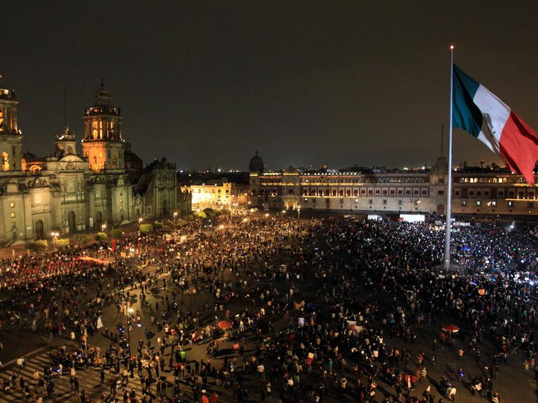 Tausende Menschen haben am 20. November 2014 in Mexiko-Stadt gegen die Entführung von 43 Stunden protestiert.