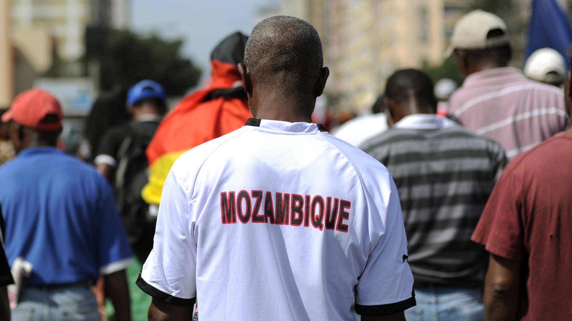 Die sogenannten "Madgermanes" (die verrückten Deutschen) demonstrieren 14.08.2013 in Maputo. Die ehemaligen Gastarbeiter der DDR ziehen jeden Mittwoch um 11 Uhr seit mehr als 20 Jahren durch die Straßen der Mosambikanischen Hauptstadt.