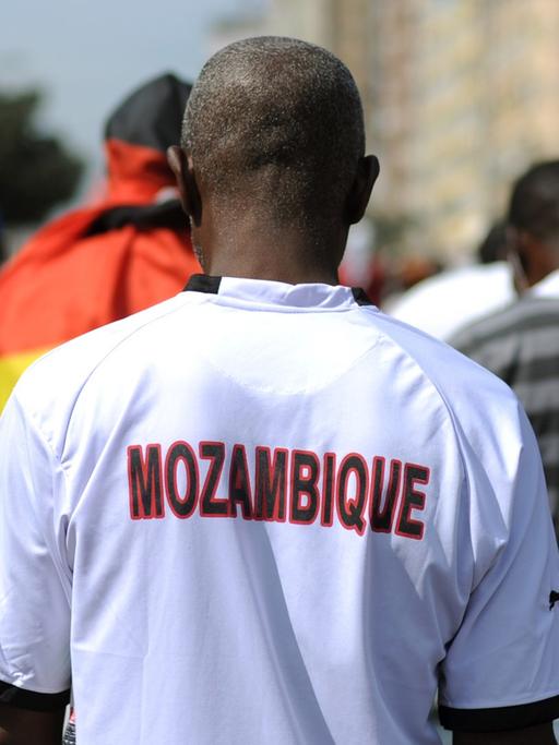 Die sogenannten "Madgermanes" (die verrückten Deutschen) demonstrieren 14.08.2013 in Maputo. Die ehemaligen Gastarbeiter der DDR ziehen jeden Mittwoch um 11 Uhr seit mehr als 20 Jahren durch die Straßen der Mosambikanischen Hauptstadt.