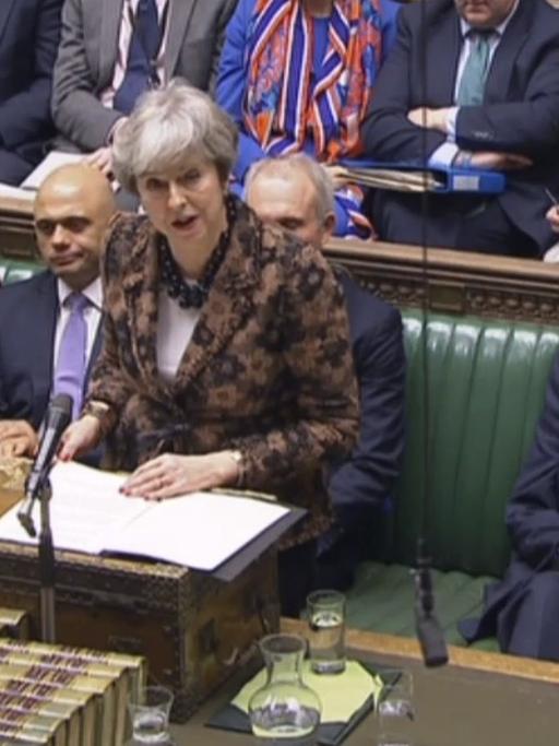 Die britische Premierministerin Theresa May steht am Rednerpult im Unterhaus.