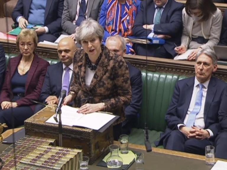 Die britische Premierministerin Theresa May steht am Rednerpult im Unterhaus.