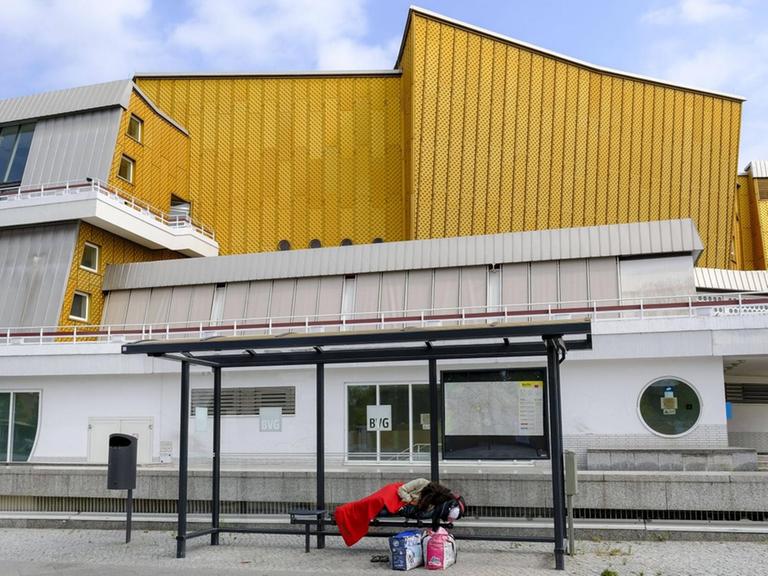 Ein obdachloser Mensch schläft im Juli einem Wartehaeuschen der BVG vor dem Kammermusiksaal im Berliner Tiergartenviertel.