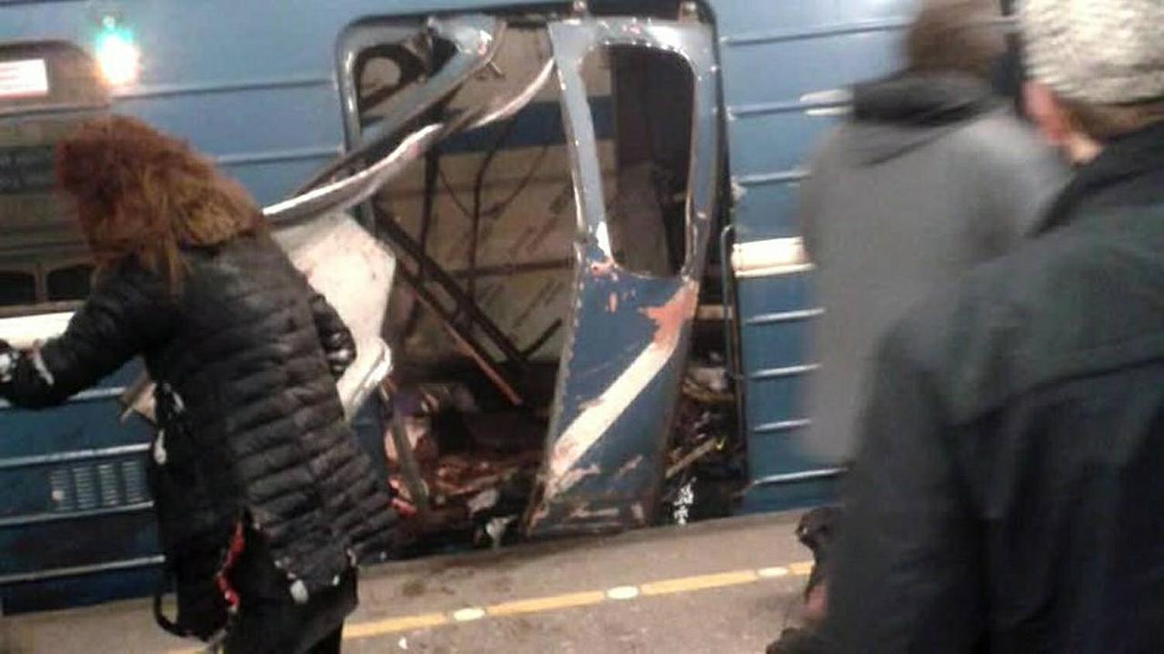 Aus einem Waggon der Metro in St. Petersburg wurde durch die Explosion eine Tür herausgesprengt. 