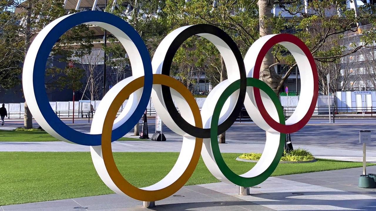 Olympische Ringe vor dem Olympiastadion in Tokio.