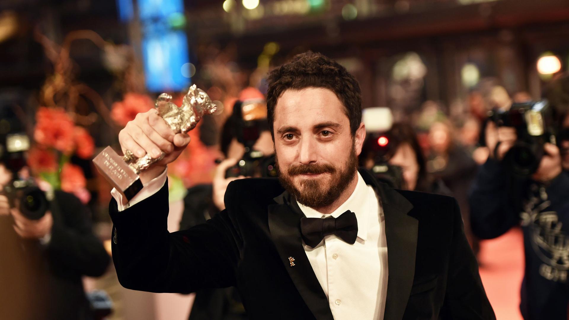 Der chilenische Filmregisseur Pablo Larrain hält am 14.02.2015 in Berlin während der 65. Internationalen Filmfestspiele den Silbernen Bären - Großer Preis der Jury - in der Hand. Er wurde für seinen Film "El Club" ausgezeichnet.
