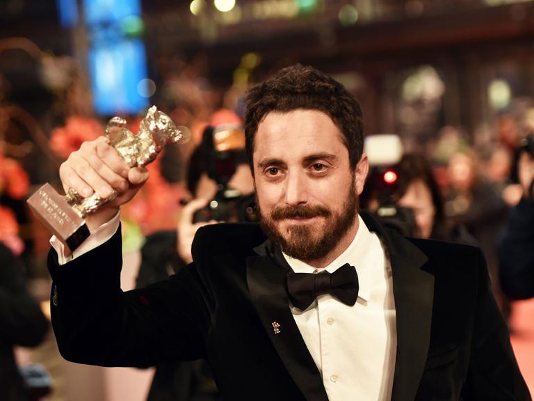 Der chilenische Filmregisseur Pablo Larrain hält am 14.02.2015 in Berlin während der 65. Internationalen Filmfestspiele den Silbernen Bären - Großer Preis der Jury - in der Hand. Er wurde für seinen Film "El Club" ausgezeichnet.