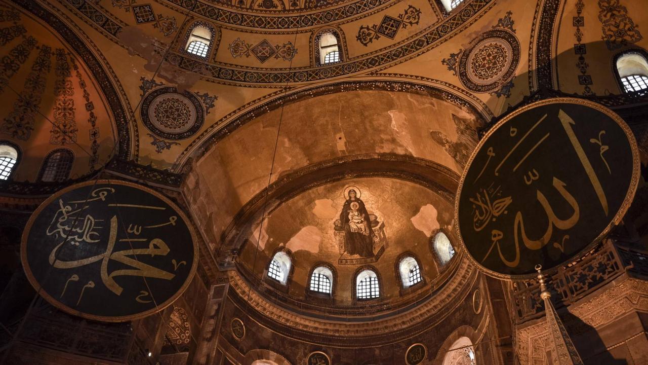 In der Hagia Sophia hängen islamische Gebetstafeln in arabischer Schrift neben christlichen Mosaiken - wie hier Maria und Jesus