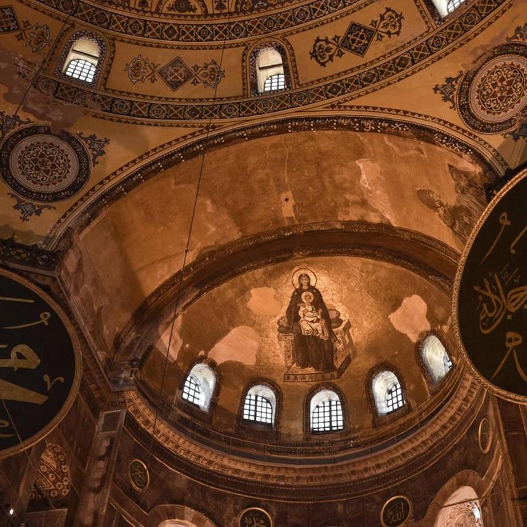 Maria mit Jesus Christus und Johannes dem Täufer Mosaik im Museum Hagia-Sophia-Moschee im istanbuler Stadtbezirk Eminönü